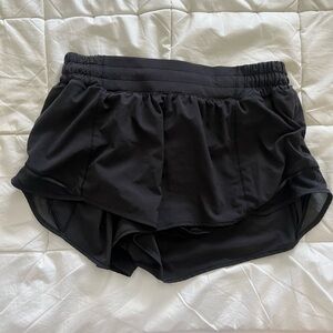 Lululemon size 8 Hotty Hot Low Rise Lined Short 2.5”